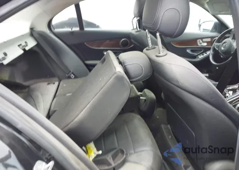 2017 Mercedes-Benz C 300 4Matic/Luxury 4Matic/Sport 4Matic z USA, uszkodzony, nr VIN 55SWF4KB4HU194610